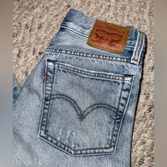 Levi's Classic Distressed Light Blue Straight Jeans - Picture 2 of 7